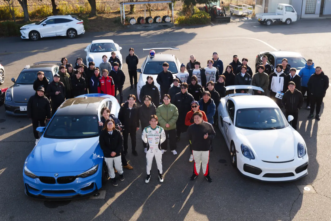 サーキット走行会に集まったBMW Mオーナーとスタッフ