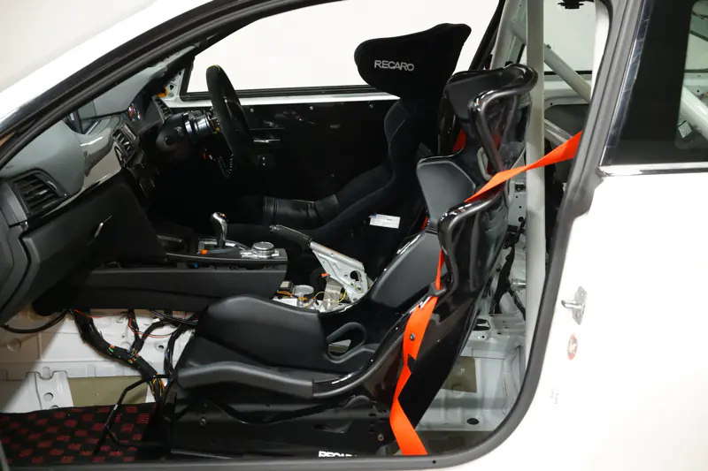 内装を撤去し、ロールバーとRECAROのシートを組み込んだF82 M4の車内