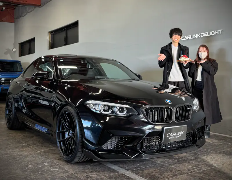 ショールームでのBMW M2の納車