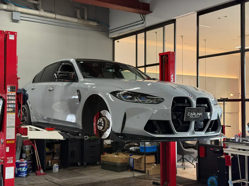 リフトに上げて整備中のBMW M